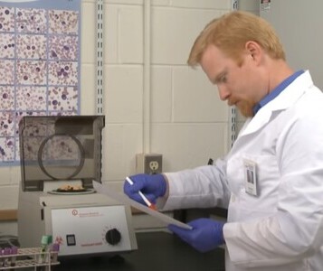 Клиника лечения наркозависимости в Мичуринске Врач в кабинете клиники