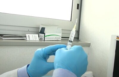 Проведение кодирования Вивитролом в Мичуринске Шприц с Вивитролом в руках у врача